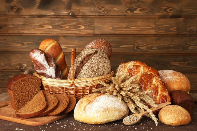 Pães crocantes e deliciosos, sempre arrumados em uma cesta!